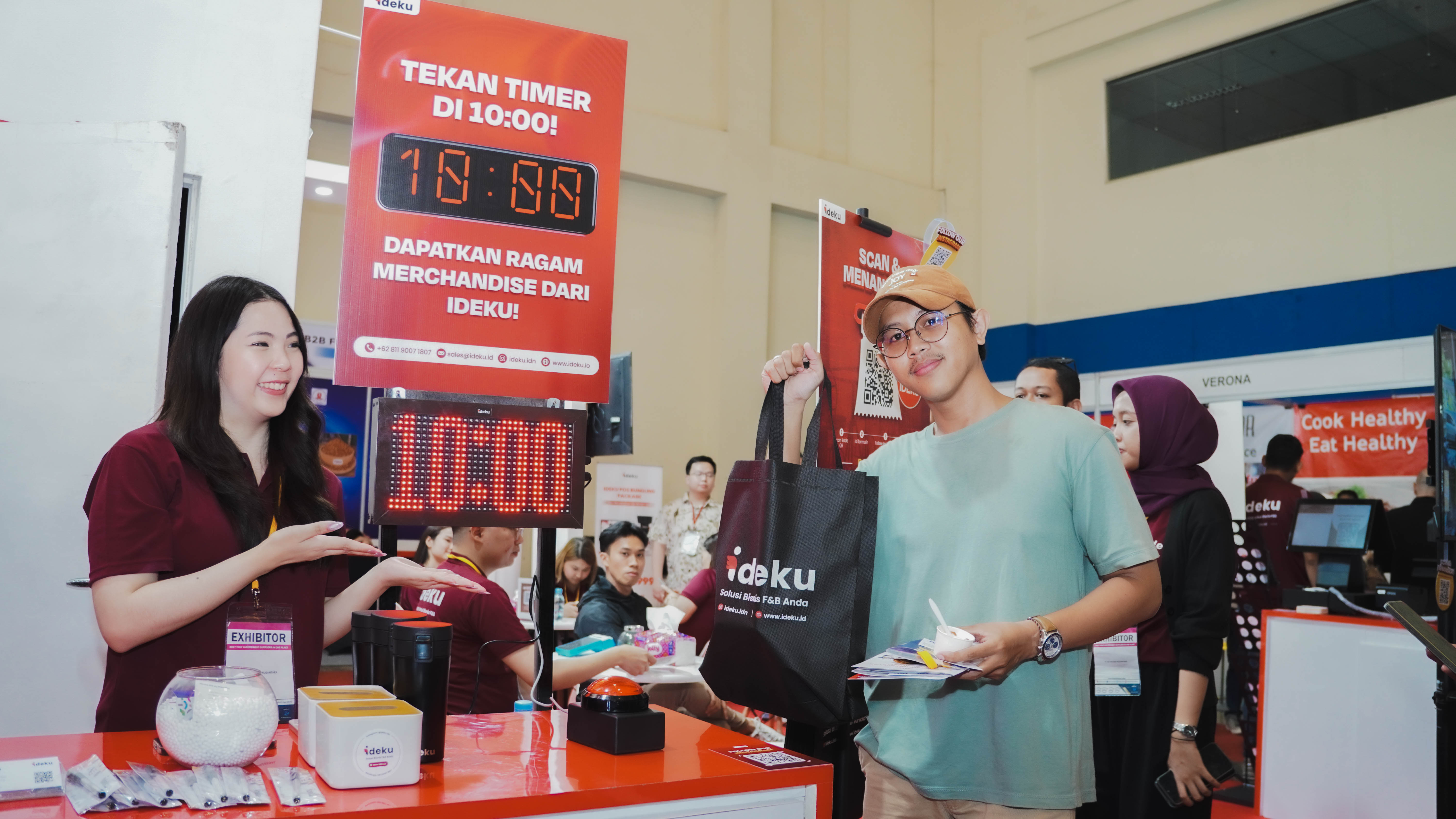 Pengunjung yang berhasil mendapatkan hadiah dari IDEKU di All Food Indonesia 2025