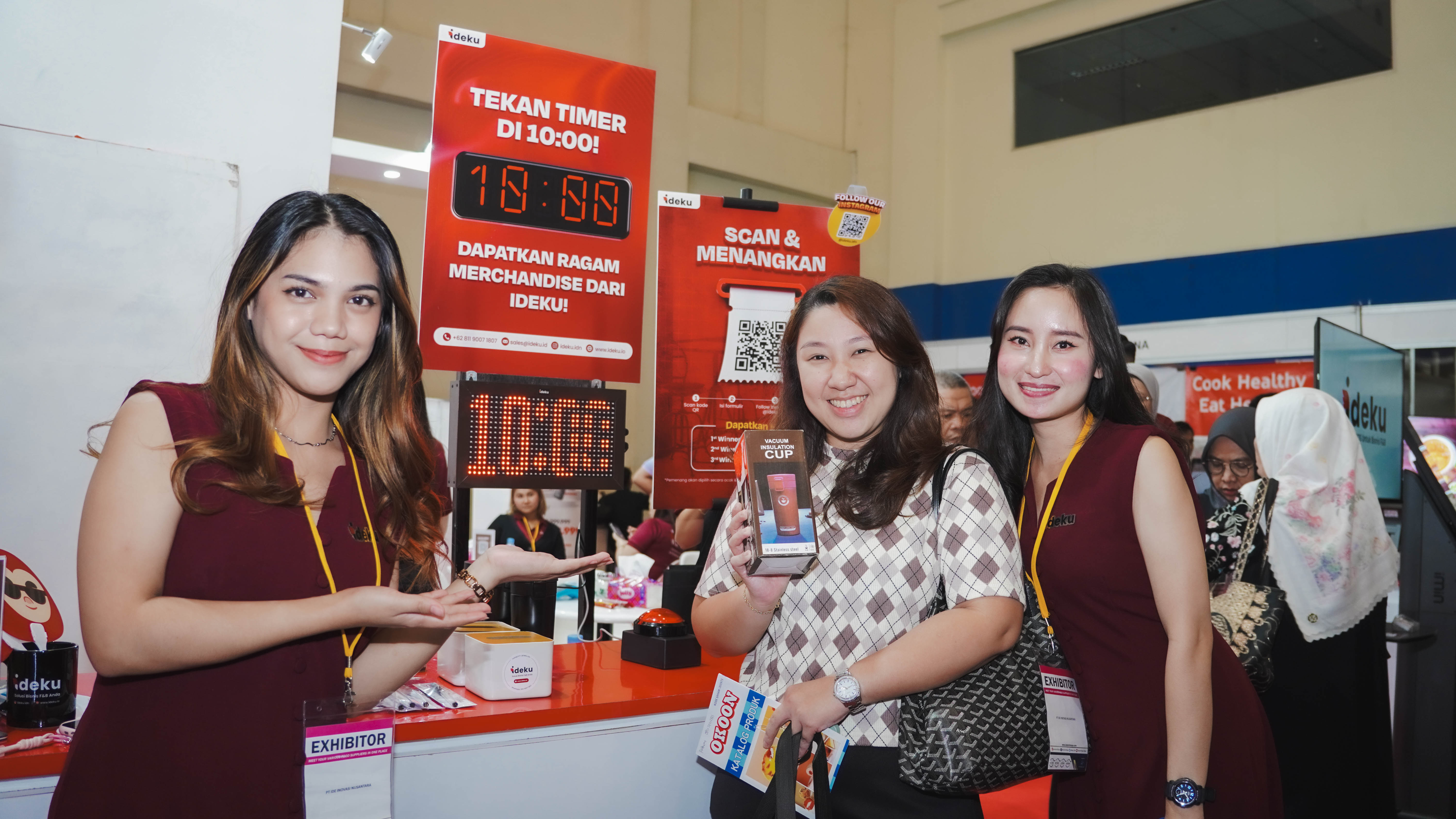 Keseruan di booth IDEKU selama event All Food Indonesia 2025 belangsung